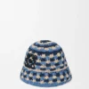 Cappello a secchiello con toppa all’uncinetto in rafia e pelle di vitello