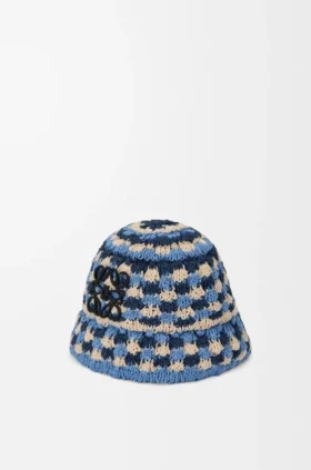 Cappello a secchiello con toppa all’uncinetto in rafia e pelle di vitello