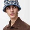 Cappello a secchiello con toppa all’uncinetto in rafia e pelle di vitello