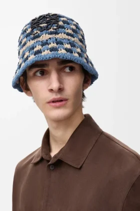 Cappello a secchiello con toppa all’uncinetto in rafia e pelle di vitello