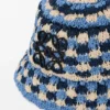 Cappello a secchiello con toppa all’uncinetto in rafia e pelle di vitello