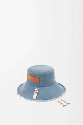 Cappello da pescatore con bordi sfrangiati in denim e pelle di vitello