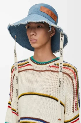 Cappello da pescatore con bordi sfrangiati in denim e pelle di vitello