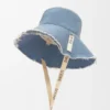 Cappello da pescatore con bordi sfrangiati in denim e pelle di vitello