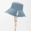 Cappello da pescatore con bordi sfrangiati in denim e pelle di vitello