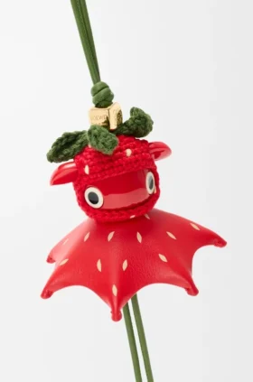 Ciondolo a forma di fragola in pelle di vitello classica