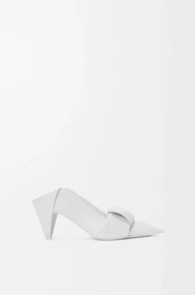 Décolleté con tacco a pompa e patta posteriore in stile origami in pelle di agnello