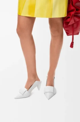 Décolleté con tacco a pompa e patta posteriore in stile origami in pelle di agnello