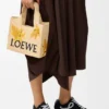 Font Tote piccola con scritta Loewe in rafia