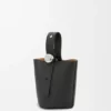 Mini borsa a secchiello Pebble in morbida pelle di vitello martellata
