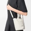 Mini borsa a secchiello Pebble in morbida pelle di vitello martellata