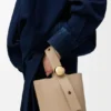 Mini borsa a secchiello Pebble in morbida pelle di vitello martellata