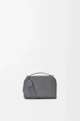 Mini borsa a tracolla per fotocamera in morbida pelle di vitello martellata