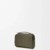 Mini borsa a tracolla per fotocamera in morbida pelle di vitello martellata