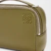 Mini borsa a tracolla per fotocamera in morbida pelle di vitello martellata