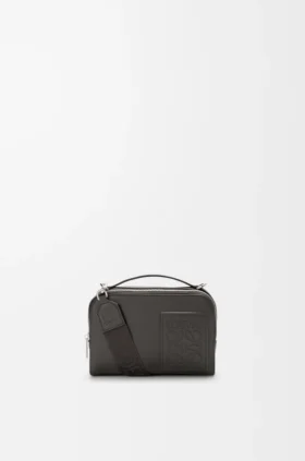 Mini borsa a tracolla per fotocamera in pelle di vitello satinata