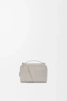 Mini borsa a tracolla per fotocamera in pelle di vitello satinata