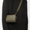 Mini borsa a tracolla per fotocamera in pelle di vitello satinata