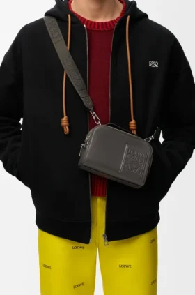 Mini borsa a tracolla per fotocamera in pelle di vitello satinata
