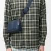 Mini borsa a tracolla per fotocamera in pelle di vitello satinata