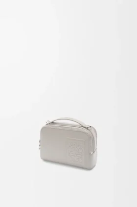 Mini borsa a tracolla per fotocamera in pelle di vitello satinata