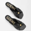 Pebble Soft Slide in pelle di agnello nappa con motivo a ciottoli