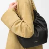 Piccola borsa “Squeeze” in morbida pelle di agnello nappa