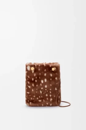 Pochette con logo “Pebble” in shearling stampato