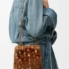 Pochette con logo “Pebble” in shearling stampato