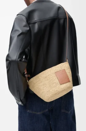 Pochette con spacco in rafia e pelle di vitello