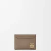 Portacarte Anagram liscio in pelle di vitello con finitura a grana “Pebble”