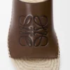 Sandalo espadrilla con plateau a forma di petalo in pelle di vitello conciata al vegetale