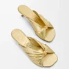 Sandalo morbido “Pebble” in pelle di agnello laminata
