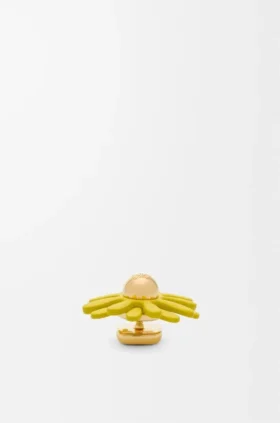 Spilla a forma di cappello a fiore in pelle di vitello