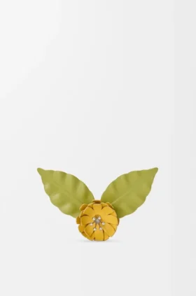 Spilla a forma di cappello a fiore in pelle di vitello