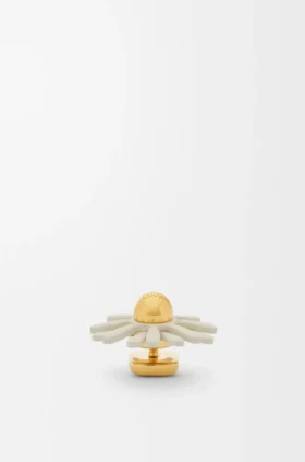 Spilla a forma di cappello a fiore in pelle di vitello